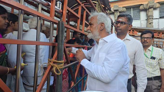 திருவண்ணாமலை கோயிலில் பக்தர்களிடம் நிறை குறைகளை கேட்டறிந்தார் சேகர்பாபு!