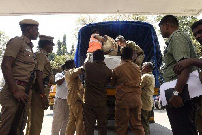 பலத்த பாதுகாப்புடன் வாக்குச் சாவடிகளுக்கு அனுப்பப்படும் மின்னணு வாக்குப்பதிவு இயந்திரங்கள்..