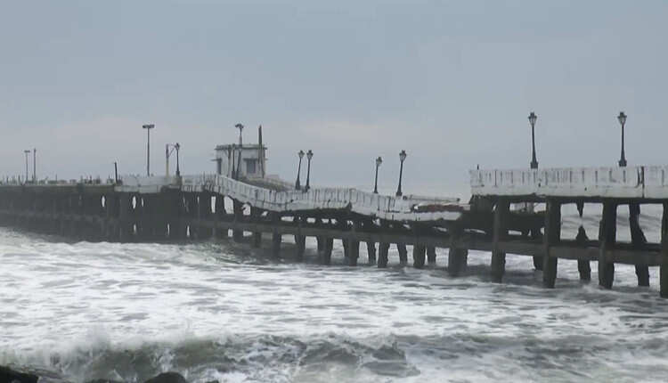 கடல் சீற்றத்தால் இரண்டாக உடைந்த புதுச்சேரி பழைய துறைமுக பாலம்