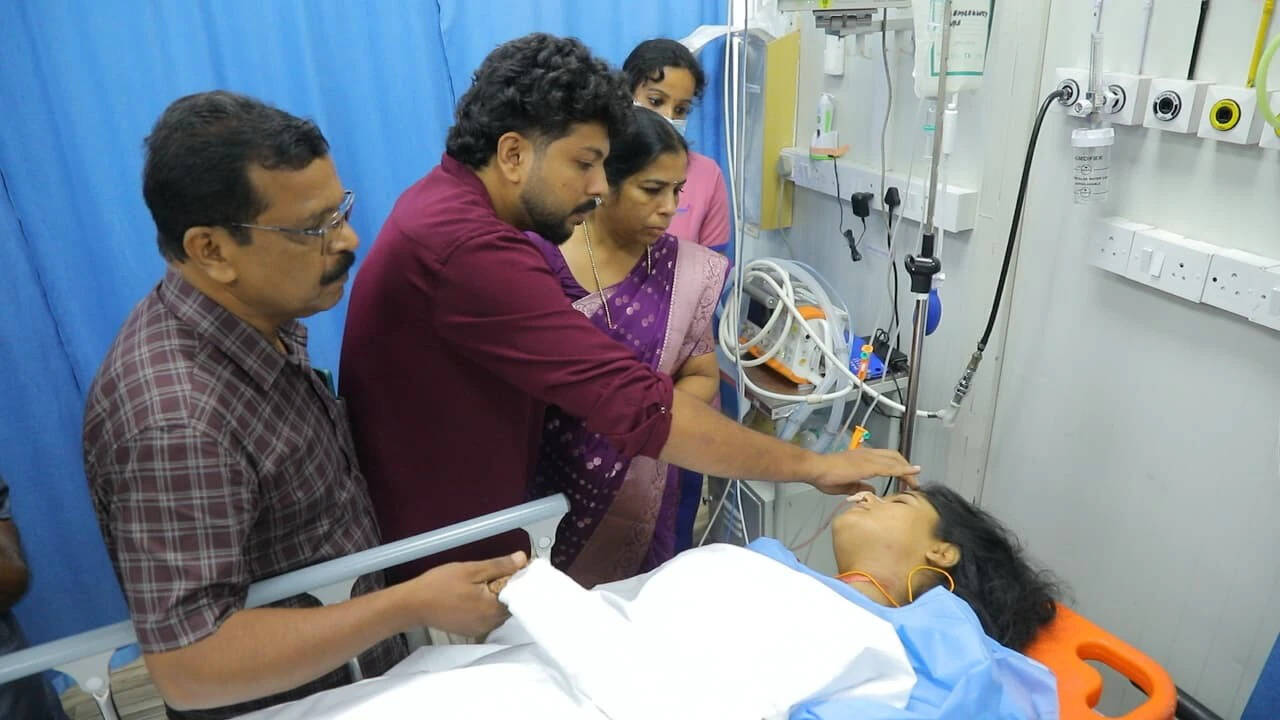 இது தான் உண்மையான காதல்..! மணமகள் கழுத்தில் மருத்துவமனை படுக்கையிலேயே தாலி கட்டிய மணமகன்!