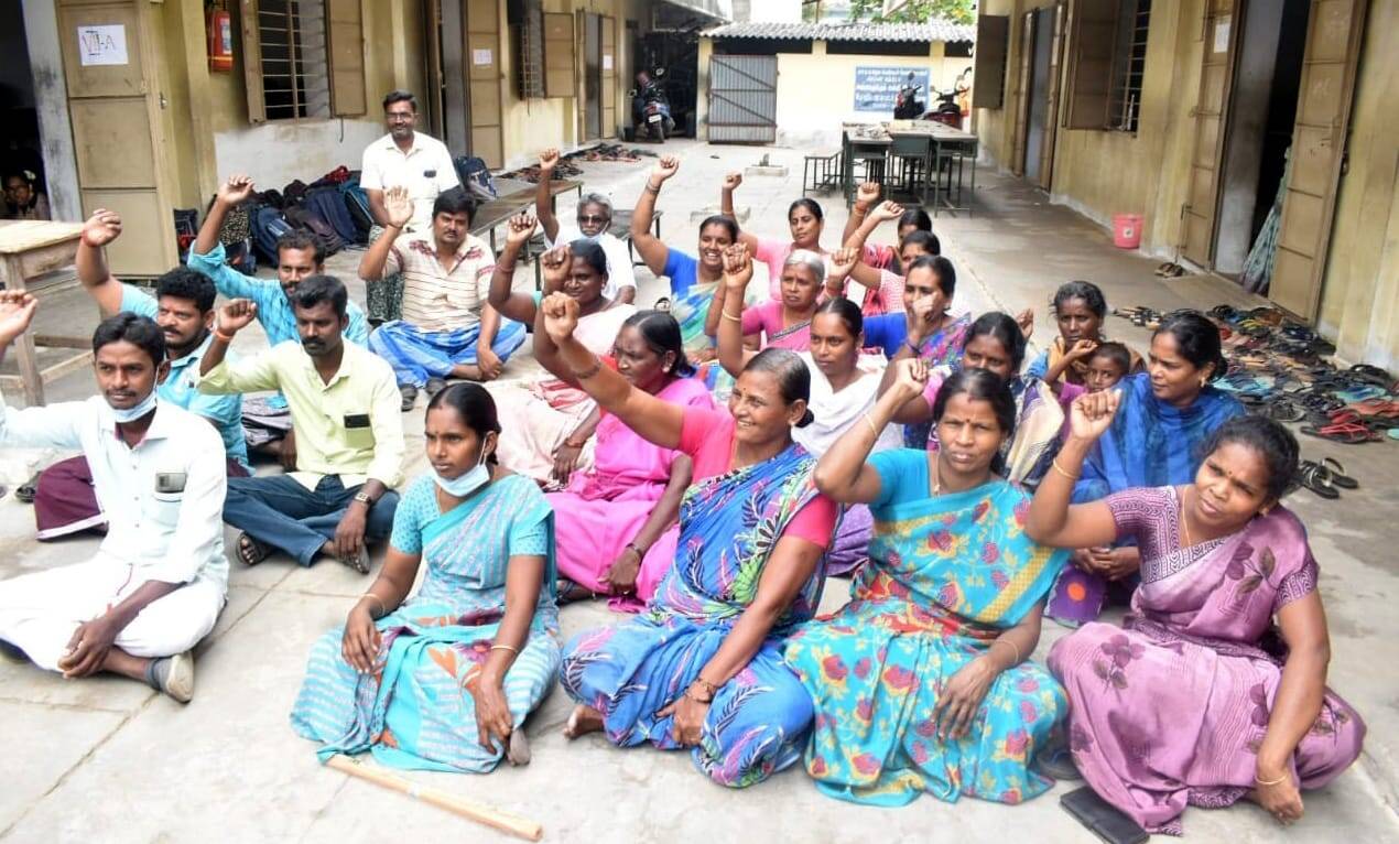 ஈரோட்டில் அரசுப்பள்ளியில் சிமெண்ட் சிலாப் இடிந்து விபத்து... கட்டிடத்தை சீரமைக்கக்கோரி பெற்றோர்கள் ஆர்ப்பாட்டம்!