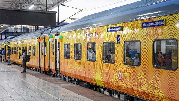 வந்தாச்சு புது ரூல்ஸ்..! இனி ரயிலில் அதிக சத்தமாக ரீல்ஸ் பார்த்தால்...