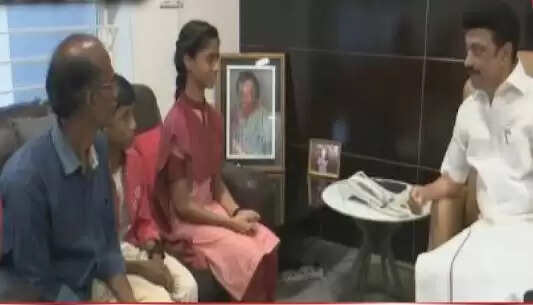 திண்டுக்கல் மாணவி நந்தினி தமிழ்நாடு முதலமைச்சருடன் சந்திப்பு