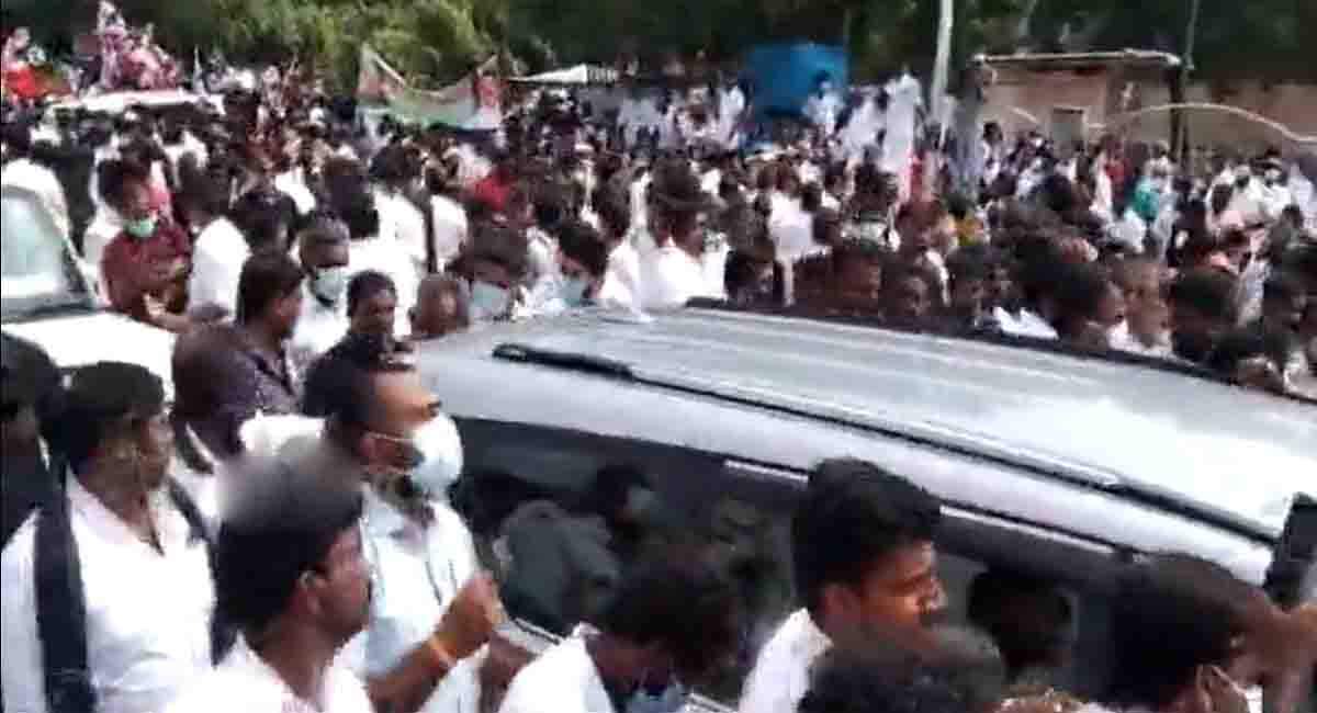 எடப்பாடி - டிடிவி தினகரன் நேருக்கு நேர் : மெரினாவில் பதற்றம்