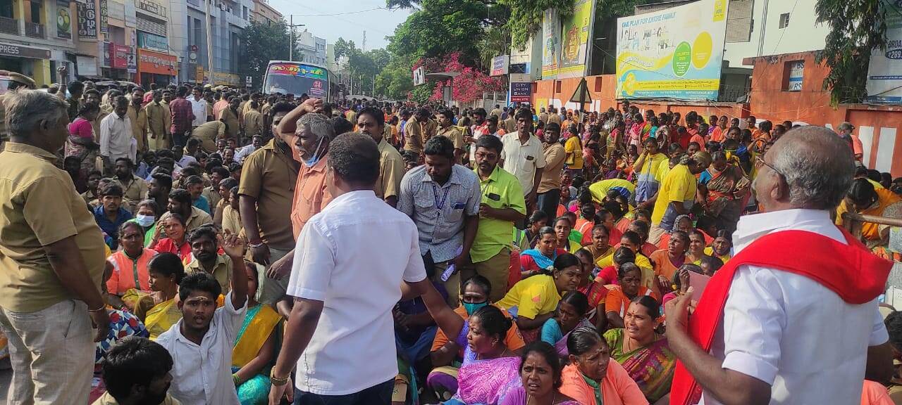 கோவையில் 2-வது நாளாக ஒப்பந்த தூய்மை பணியாளர்கள் வேலைநிறுத்தம்; சாலை மறியலில் ஈடுபட்ட 500-க்கும் மேற்பட்டோர் கைது!