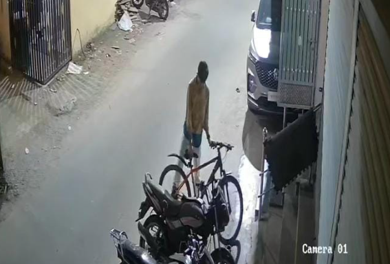 கோவையில் அதிர்ச்சி! அசால்ட்டாக சைக்கிளைத் தூக்கிச் சென்ற சிறுவர்கள் - சிசிடிவியில் சிக்கிய பகீர் காட்சிகள்!