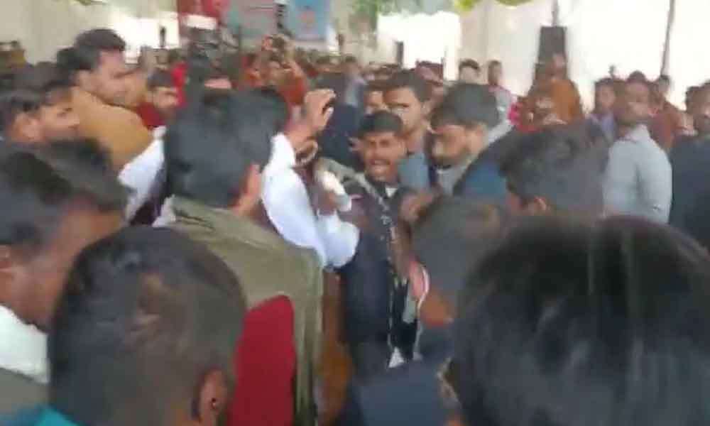 பிரச்சாரத்தில் பயங்கரம் - கன்னையாகுமார் உயிர்பிழைத்தார்