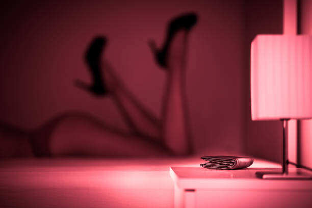 ஒரே நேரத்தில் இரண்டு பெண்கள் -குவிந்த வாலிபர்கள் -புது டெக்கினிக்கில் நடந்த பலான தொழில்.