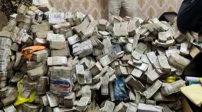 ஜார்க்கண்ட் அமைச்சர் உதவியாளரின் வீட்டில் குவியலாக கிடைத்த பணம்!!