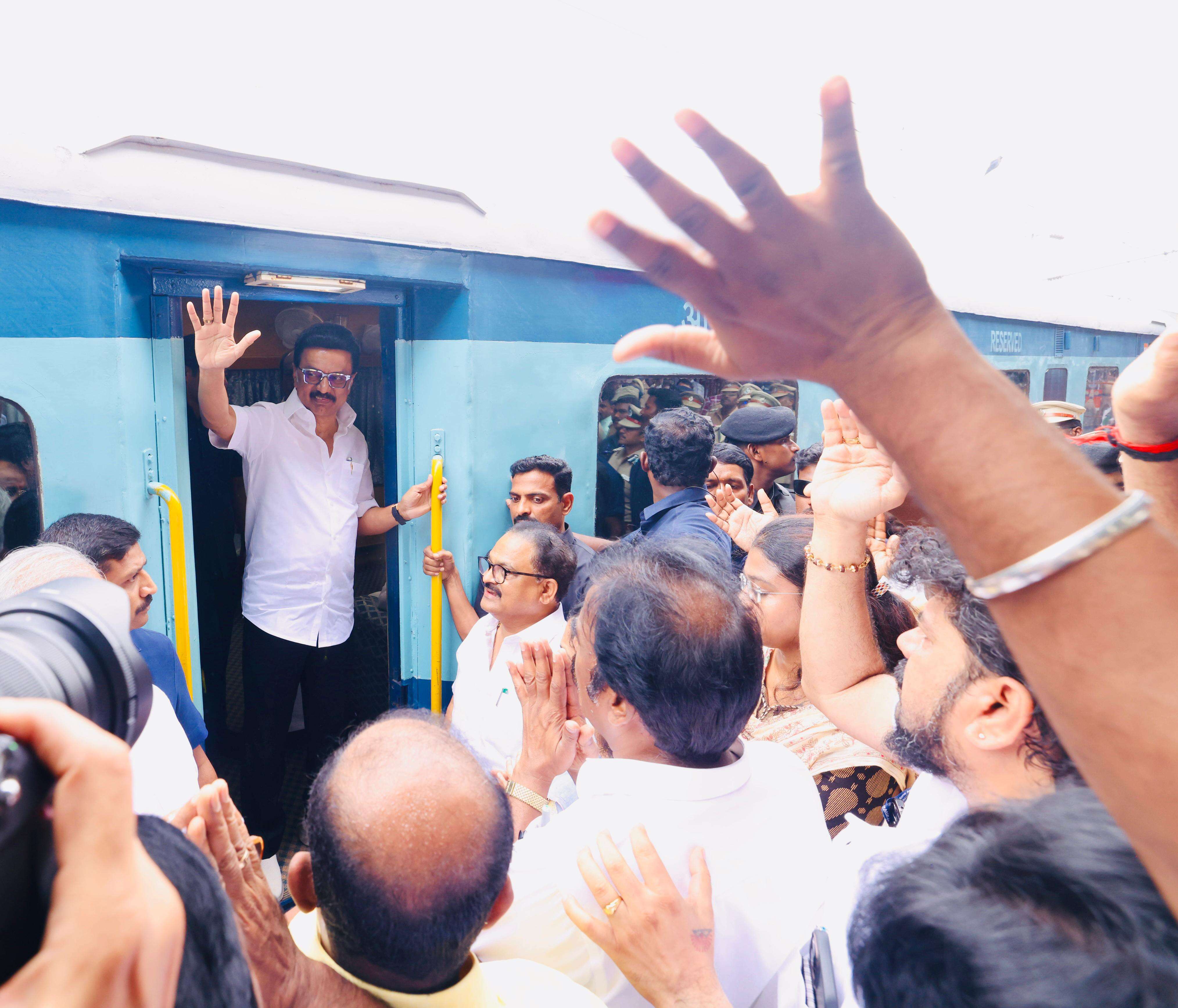 மக்களின் மகிழ்ச்சியை களவாடிய இந்திய ரயில்வே.. இதை மட்டும் செய்யாதீங்க - முதல்வர் ஸ்டாலின் கோரிக்கை..!!