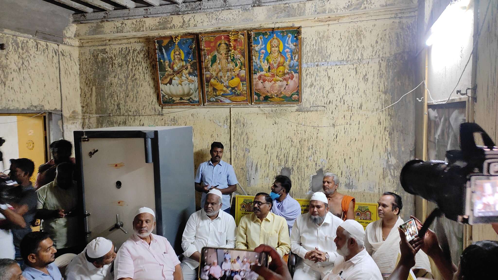 கோட்டை ஈஸ்வரன் கோயிலுக்கு வந்த ஜமாத் நிர்வாகிகள்.. கைக்கூப்பி வரவேற்ற அர்ச்சகர்கள்..