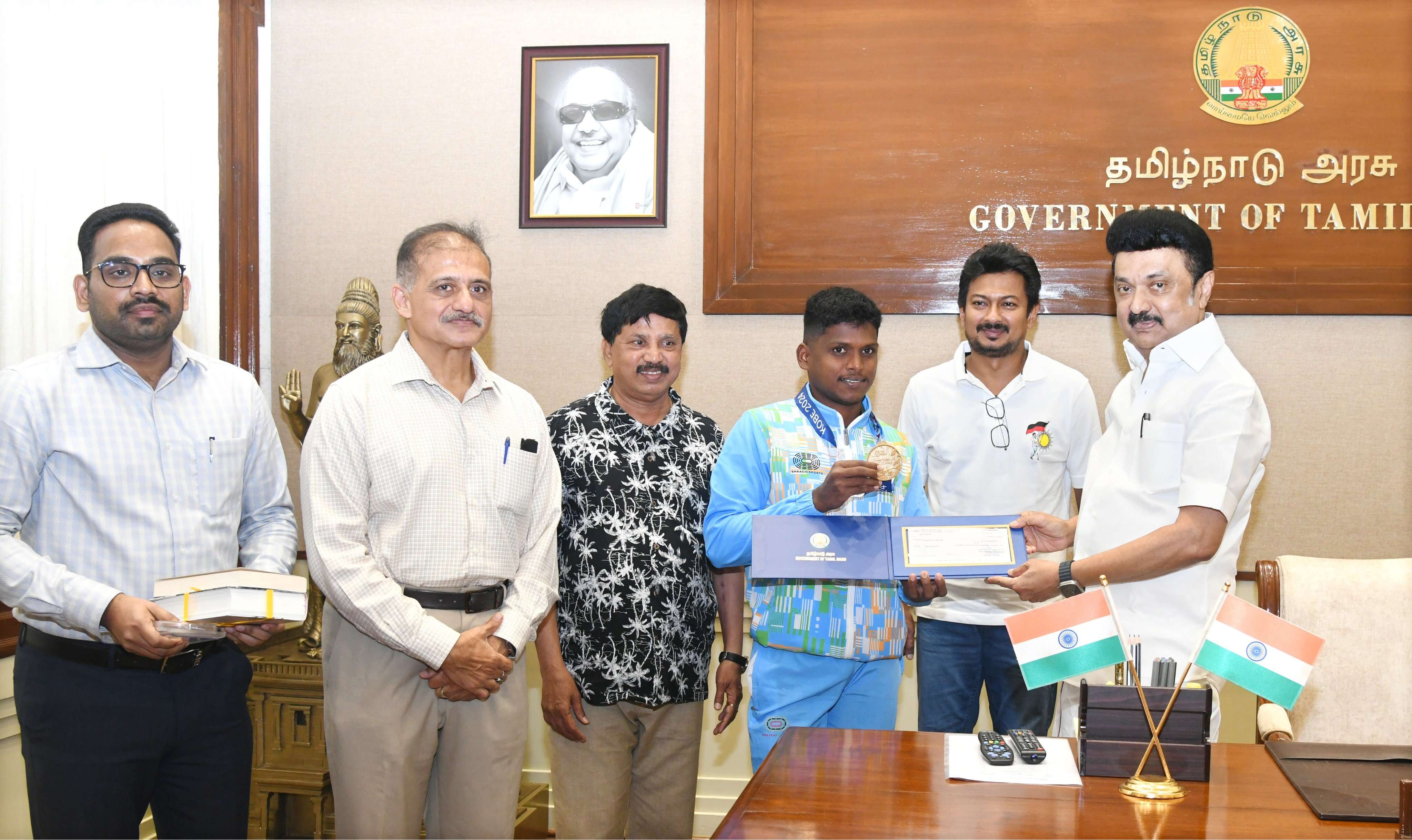 மாரியப்பனுக்கு ரூ. 75 இலட்சம் காசோலையை வழங்கினார் முதல்வர் ஸ்டாலின்