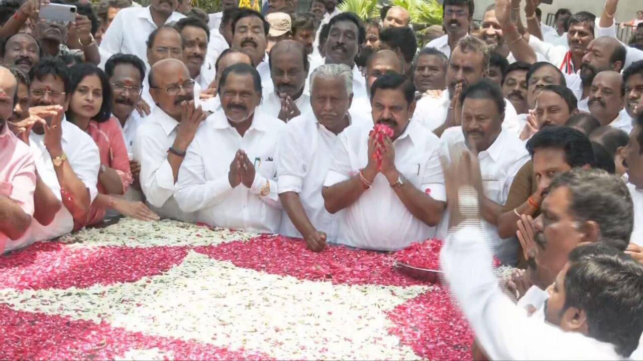 ஜெயலலிதா நினைவிடத்தில் அதிமுக பொதுச்செயலாளர் எடப்பாடி பழனிசாமி மரியாதை