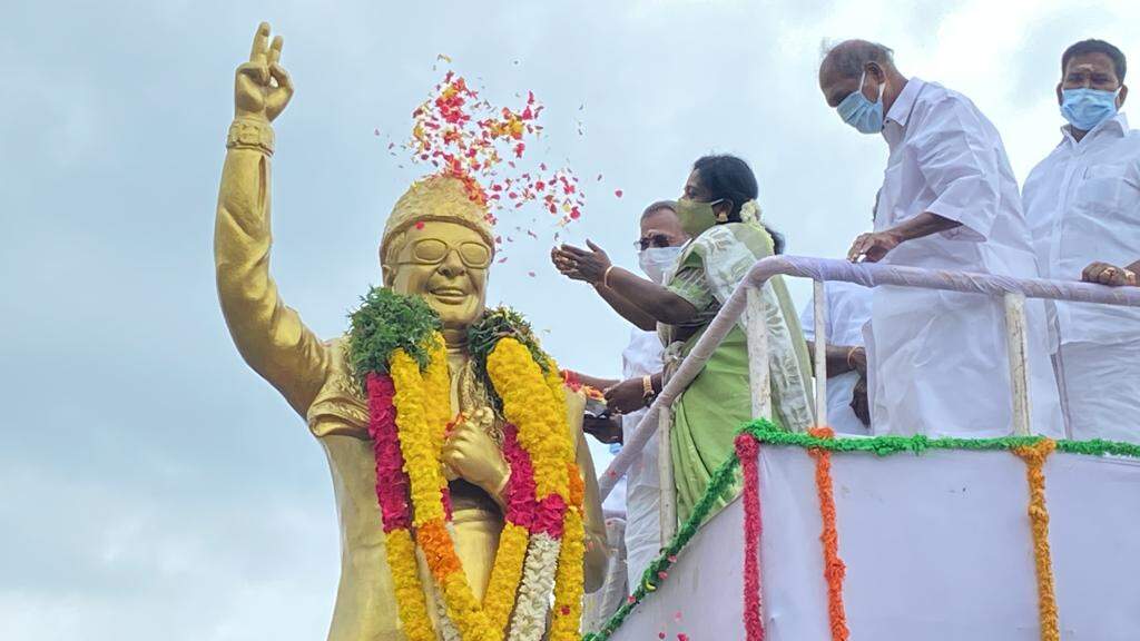 எம்ஜிஆர் சிலைக்கு ஆளுநர் தமிழிசை மரியாதை : புதுச்சேரி முதல்வர், அமைச்சர்கள் பங்கேற்பு !!