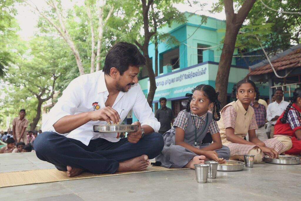 அரசு பள்ளி மாணவர்களுடன் அமர்ந்து காலை உணவு சாப்பிட்ட அமைச்சர் உதயநிதி