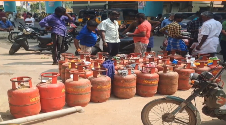 பாரத் கேஸ் அலுவலகம் மூடல்- காலி சிலிண்டர்களுடன் பொதுமக்கள் வாக்குவாதம்