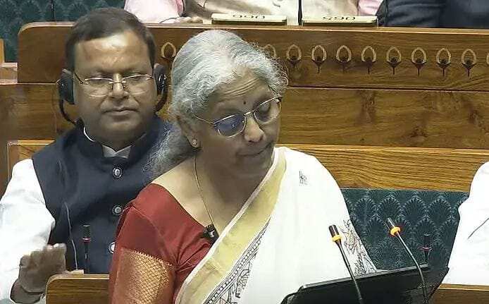 வருமான வரி விலக்கு உச்ச வரம்பு ₹12 லட்சமாக அதிகரிப்பு