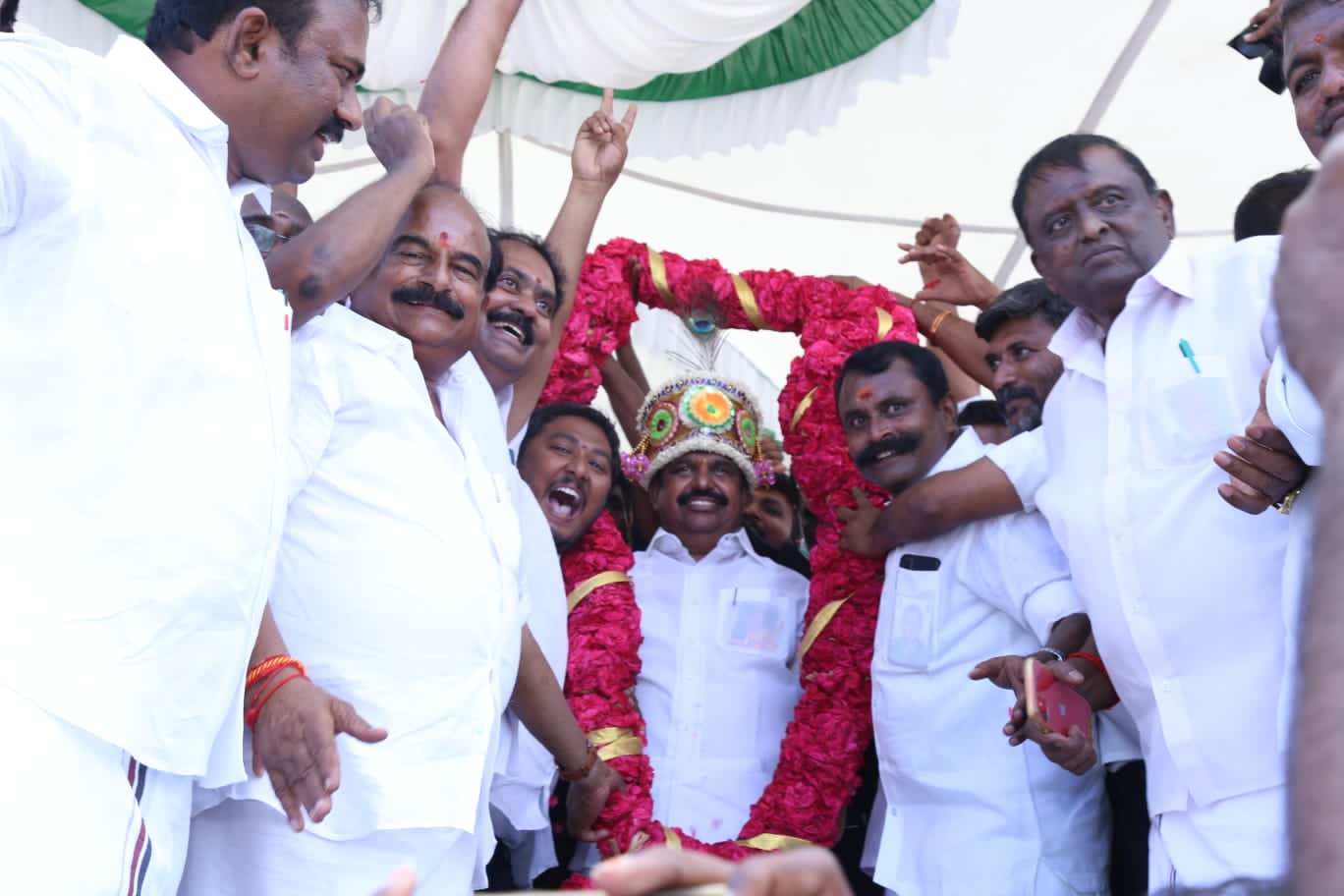 அதிமுக இடைக்கால பொதுச்செயலாளர் எடப்பாடி பழனிசாமி பெருந்துறை வருகை... அதிமுகவினர் உற்சாக வரவேற்பு!