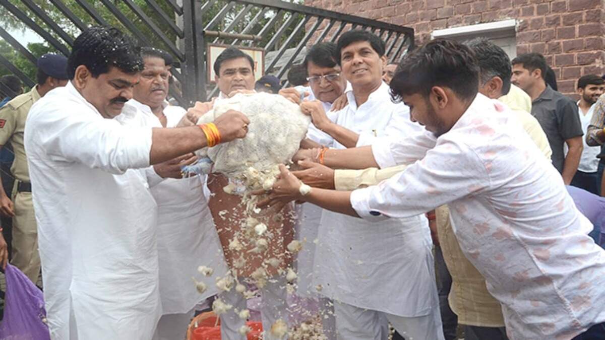 ஆளும் பா.ஜ.க. அரசு எம்.எல்.ஏ.க்களை வாங்கியது.. ஆனால் பூண்டு வாங்க பணம் இல்லை.. மத்திய பிரதேச காங்கிரஸ் தாக்கு