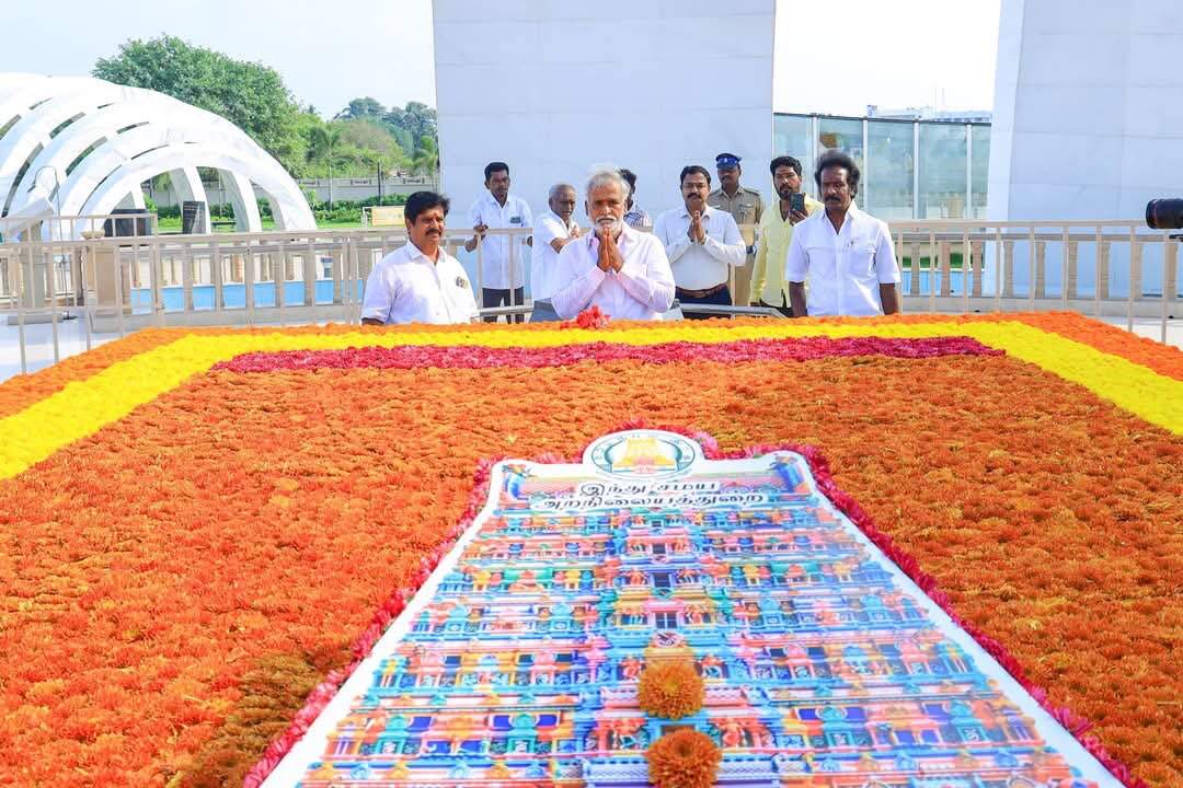 கருணாநிதியின் சமாதியில் கோவில் கோபுரத்தை வரைவதா? - நாராயணன் திருப்பதி கண்டனம்!