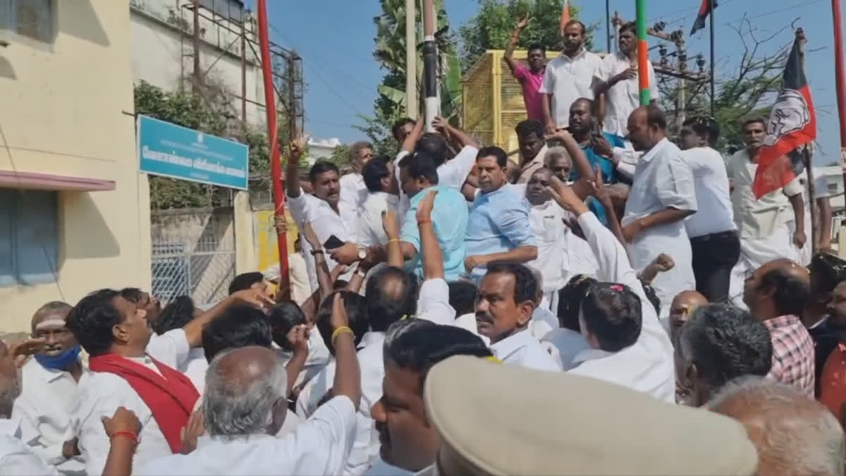 அதிமுக கொடி ஏற்றுவதில் ஓபிஎஸ்- இபிஎஸ் தரப்பினரிடையே மோதல்