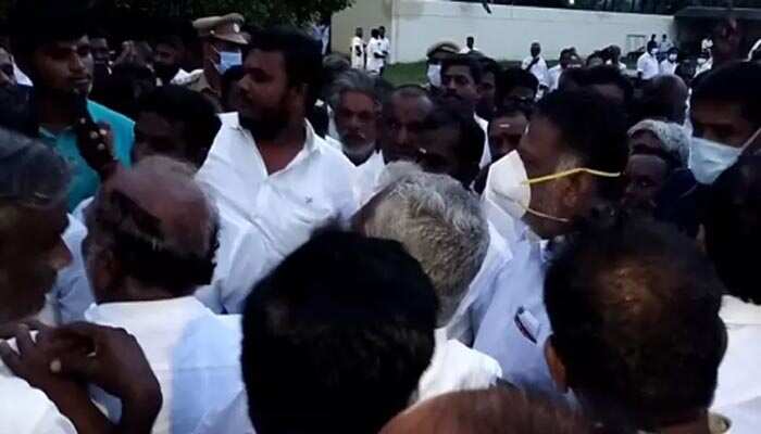 300 நிர்வாகிகளுடன் ஓபிஎஸ் நடத்திய ஆலோசனை! தேனி பரபரப்பு