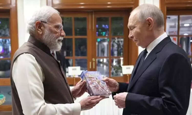 ரஷிய அதிபர் விளாடிமிர் புதினுக்கு பகவத் கீதையை பரிசளித்த பிரதமர் மோடி..!!