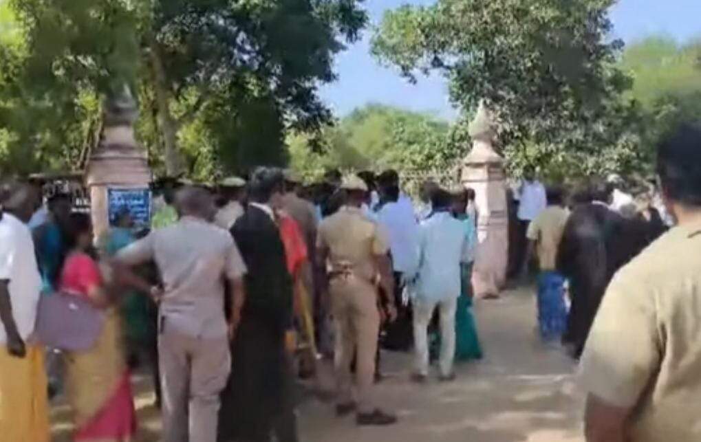 நெல்லை நீதிமன்ற வாசலில் இளைஞர் சரமாரியாக வெட்டிக்கொலை