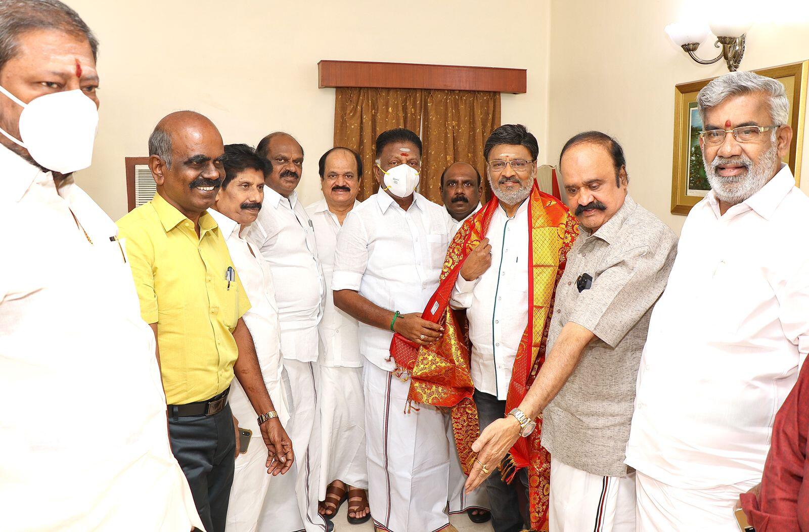 நான் ஓபிஎஸ்- ஈபிஎஸ்-ஐ சேர்த்து வைக்கிறேன்: இயக்குநர் பாக்கியராஜ்