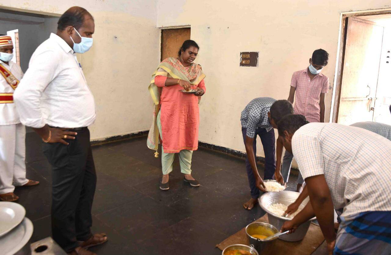 அரசு ஆதிதிராவிடர் நல மாணவர் விடுதியில் தருமபுரி ஆட்சியர் திடீர் ஆய்வு : மாணவர்களுக்கு தரமான உணவு வழங்க உத்தரவு!