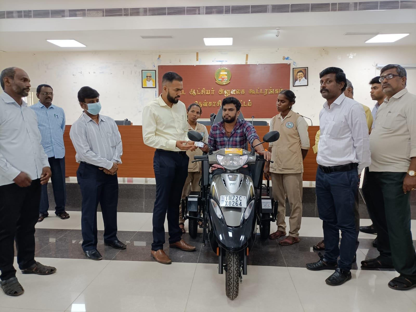 மாற்றுத்திறனாளிகளுக்கு பெட்ரோல் ஸ்கூட்டர்கள் வழங்கிய தென்காசி ஆட்சியர்!