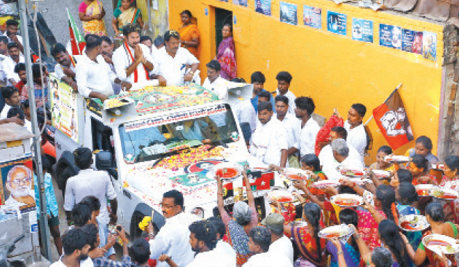 மக்களின் உயிர் தான் முக்கியம்..தேர்தல் பிரச்சாரத்தை உடனடியாக ரத்து செய்து ஓடி சென்று உதவிய அதிமுக வேட்பாளர்..!