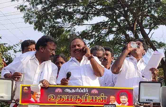 எங்கடா..போன் போட்டியா...மைக்கை ஆஃப் செய்யாமலேயே பேசிய அமைச்சர்