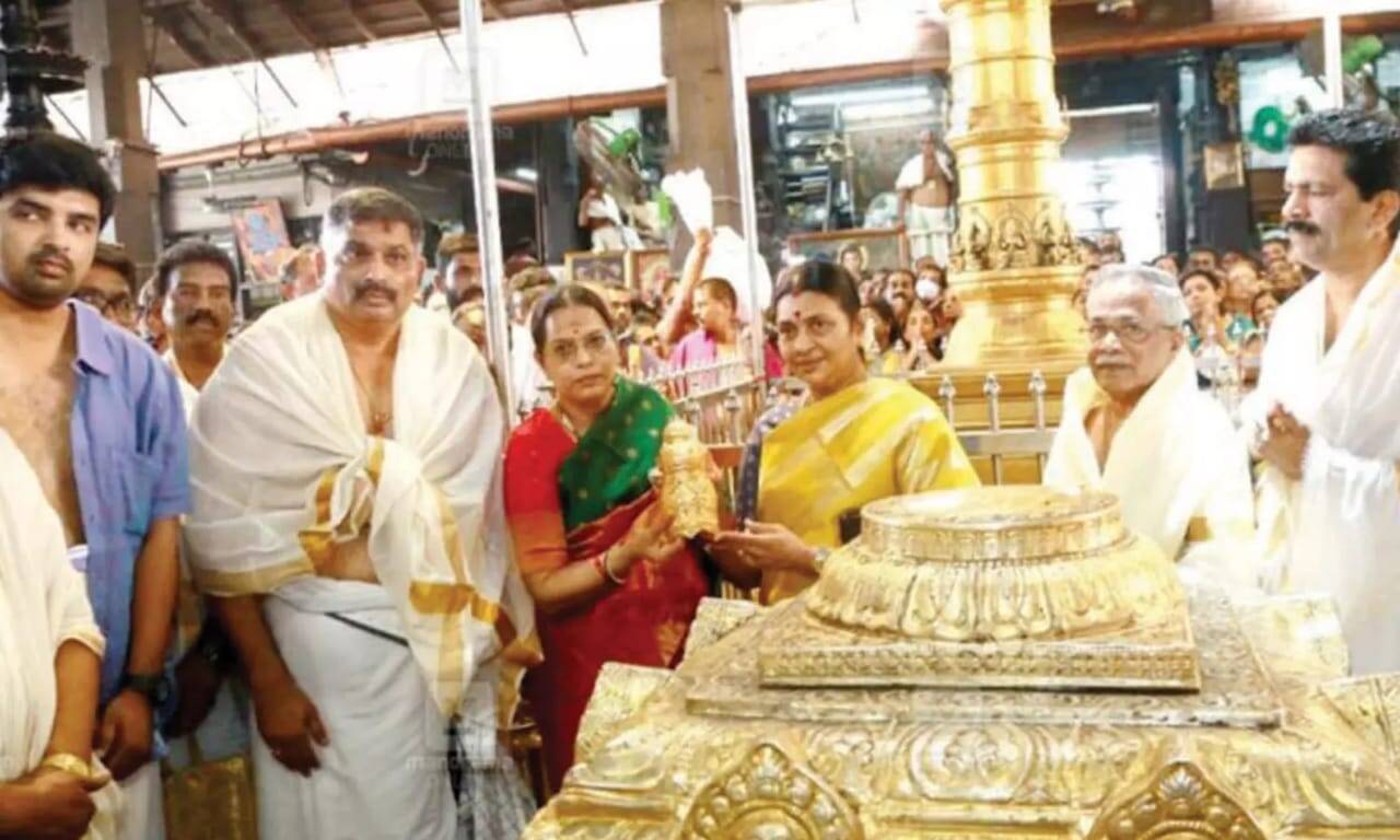 குருவாயூர் கிருஷ்ணன் கோவிலுக்கு தங்க கிரீடத்தை காணிக்கையாக வழங்கிய துர்கா ஸ்டாலின்!