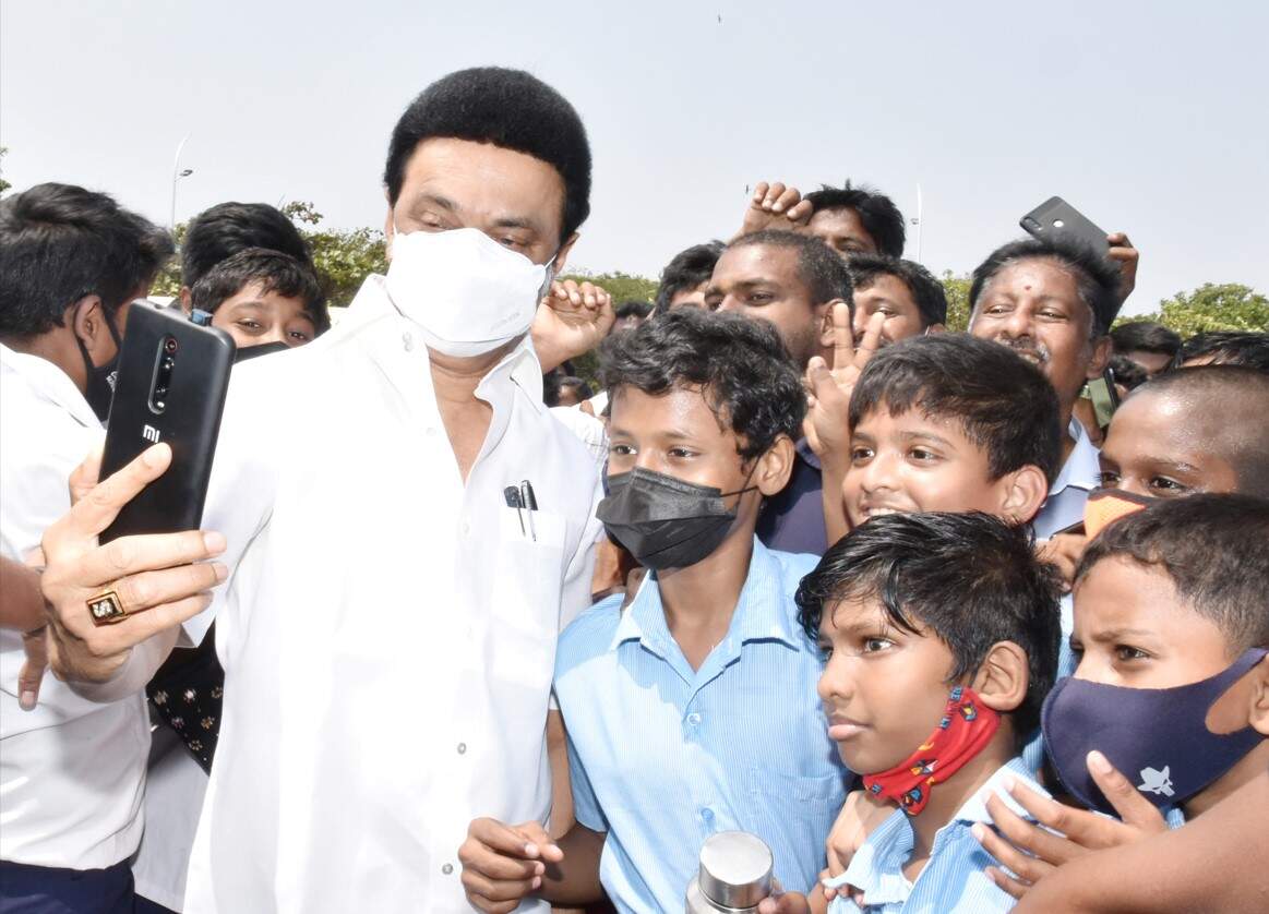 மாணவர்களுடன் செல்ஃபி எடுத்துக்கொண்ட முதல்வர் ஸ்டாலின்