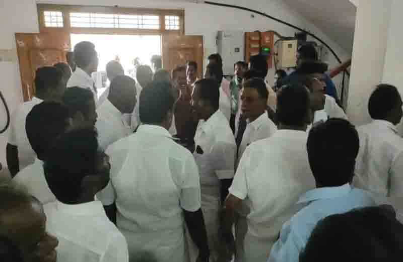 அதிமுக கவுன்சிலர்களை டென்சன் ஆக்கிய திமுக கவுன்சிலர்களின் உறவினர்கள்