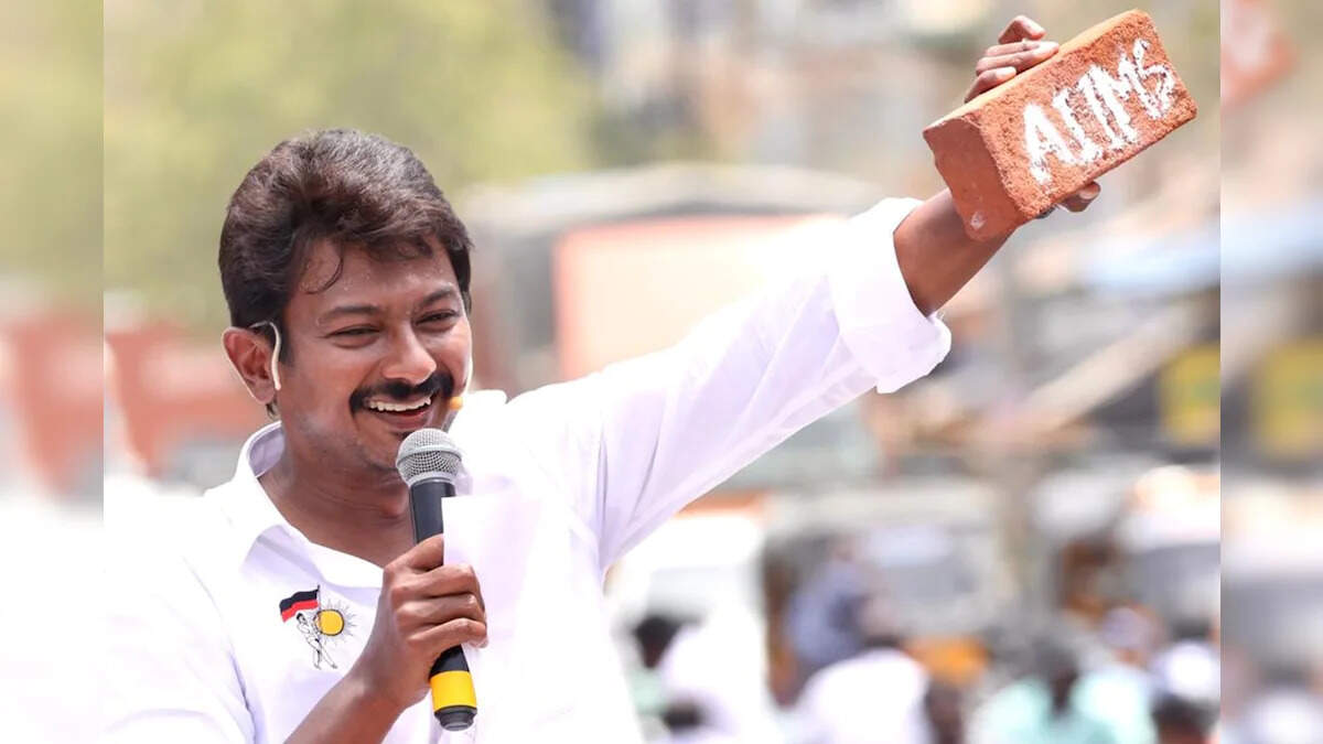 மக்கள் கையில் செங்கல்லை எடுக்கும் முன்பு எய்ம்ஸ் பணிகளை தொடங்குகள் - உதயநிதி