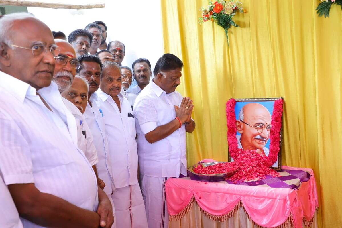 தேசத் தந்தை மகாத்மா காந்தி அவர்களின் பிறந்த நாள் இன்று - ஓபிஎஸ் ட்வீட்