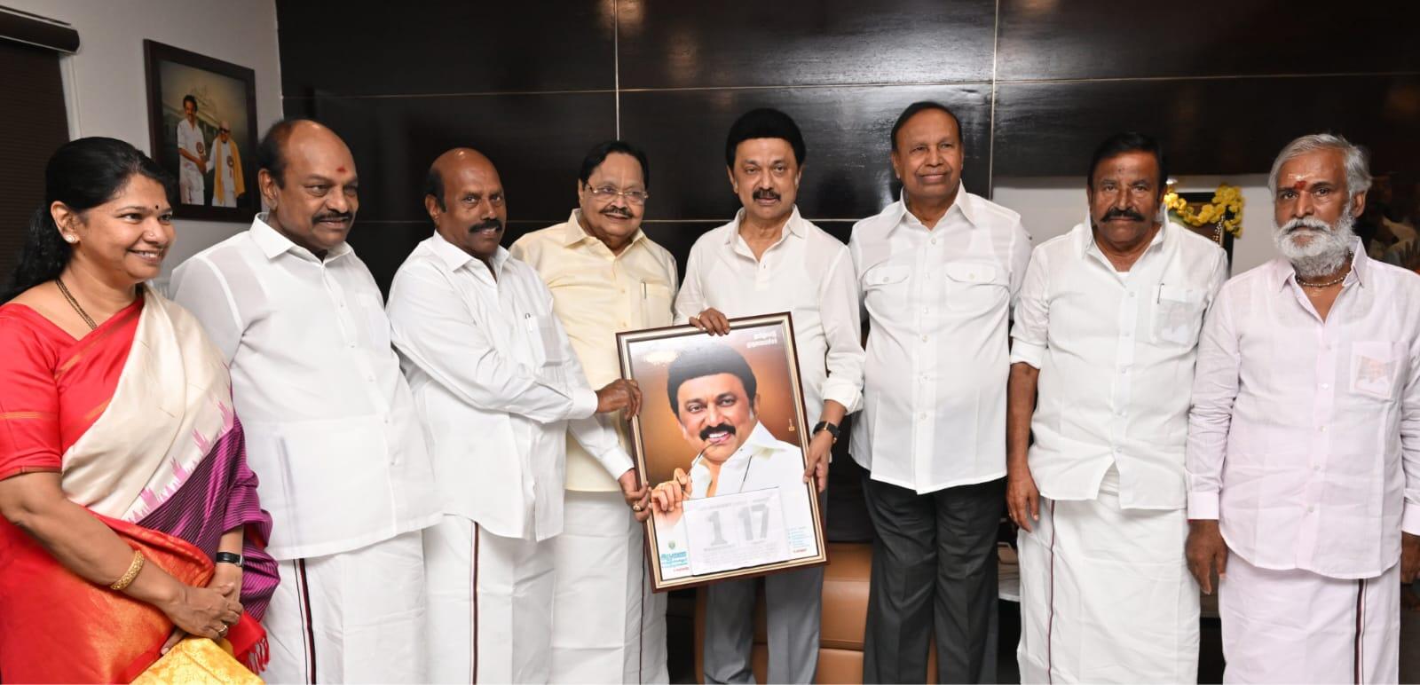 முதலமைச்சர் மு.க.ஸ்டாலினை சந்தித்து வாழ்த்து பெற்ற அமைச்சர்கள்!