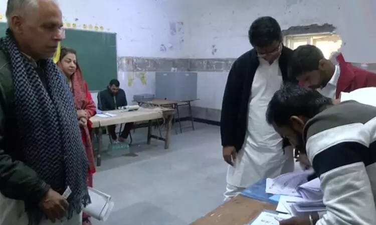 வாக்காளர் பட்டியலில் டெல்லி காங்கிரஸ் தலைவர் பெயர் இல்லாததால் பரபரப்பு