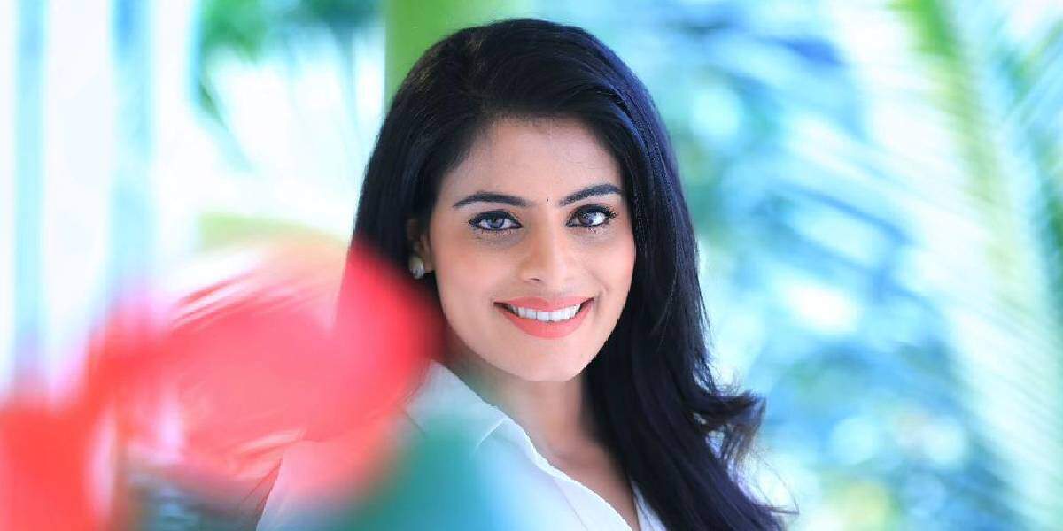 பிரபல நடிகை தூக்கிட்டு தற்கொலை! திரையுலகினர் அதிர்ச்சி