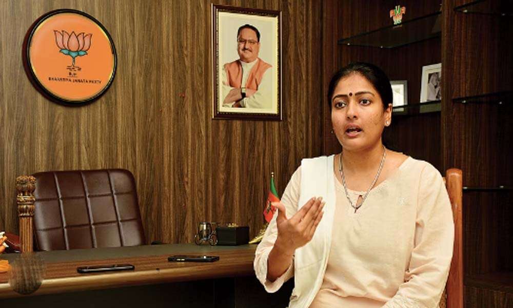 அடங்காப்பிடாரி காயத்ரி ரகுராம் துபாயில் அடித்த கூத்து.. அவர் திமுகவின் கைக்கூலி.. டைகர் ரவி பரபரப்பு கடிதம்