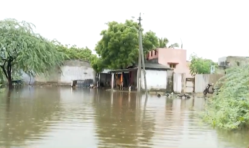 கனமழையால் தூத்துக்குடியில் குடியிருப்புகளை சூழ்ந்த மழைநீர்