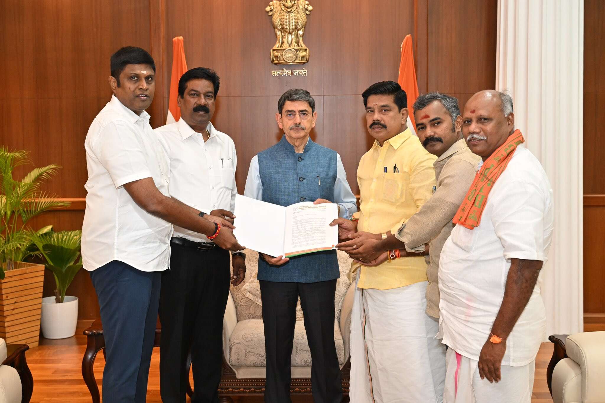 அமைச்சர் உதயநிதி ஸ்டாலினுக்கு எதிராக வழக்குகள் பதிய வேண்டும் - ஆளுநரிடம் பாஜக மனு!!