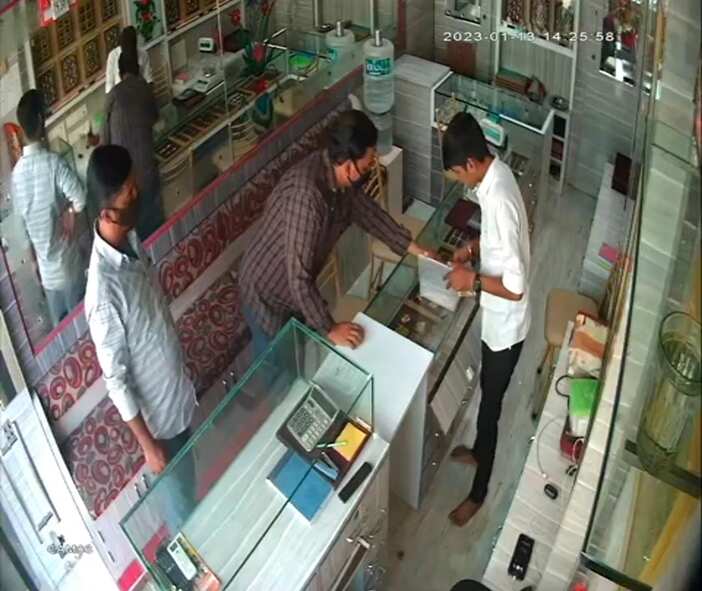 வாணியம்பாடியில் நகையை திருடிய கொள்ளையனை விரட்டிச்சென்று பிடித்த சிறுவன்!