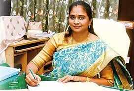 ஓட்டுநரை தன் இருக்கையில் அமர வைத்து, தானே காரை ஓட்டிச் சென்ற முதன்மை கல்வி அலுவலர்.. - குவியும் பாராட்டுக்கள்..