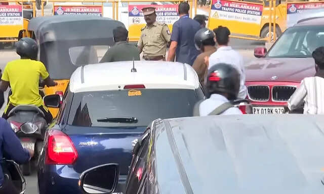 முதல்வர் வருகையை ஒட்டி காவல் துறையினரால் நிறுத்தப்பட்ட விஜய்யின் கார்..!