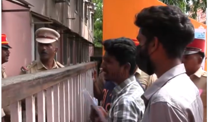 தேர்வுக்கு தாமதமாக வந்ததால் கதவை மூடிய போலீசார்! கெஞ்சி கதறி அழுத இளைஞ்ர்கள்
