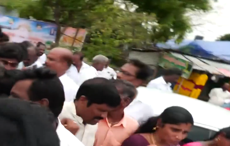 #BREAKING : அ.தி.மு.க அலுவலகத்தை பயன்படுத்த இருதரப்பு இடையே போட்டி... சி.வி.சண்முகம் - பசுபதி தரப்பு தள்ளுமுள்ளு - கைகலப்பு.!