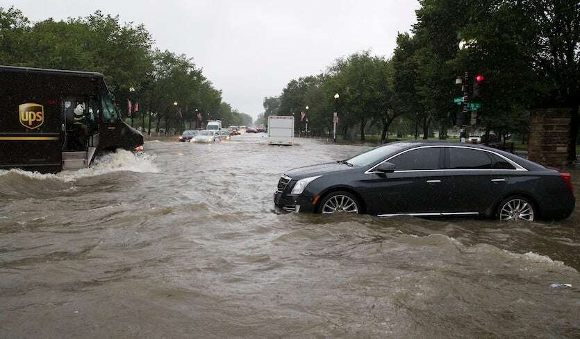 பனிப்புயலை தொடர்ந்து வெளுத்து வாங்கும் மழை - அமெரிக்காவில் அடுத்தடுத்து சோகம்